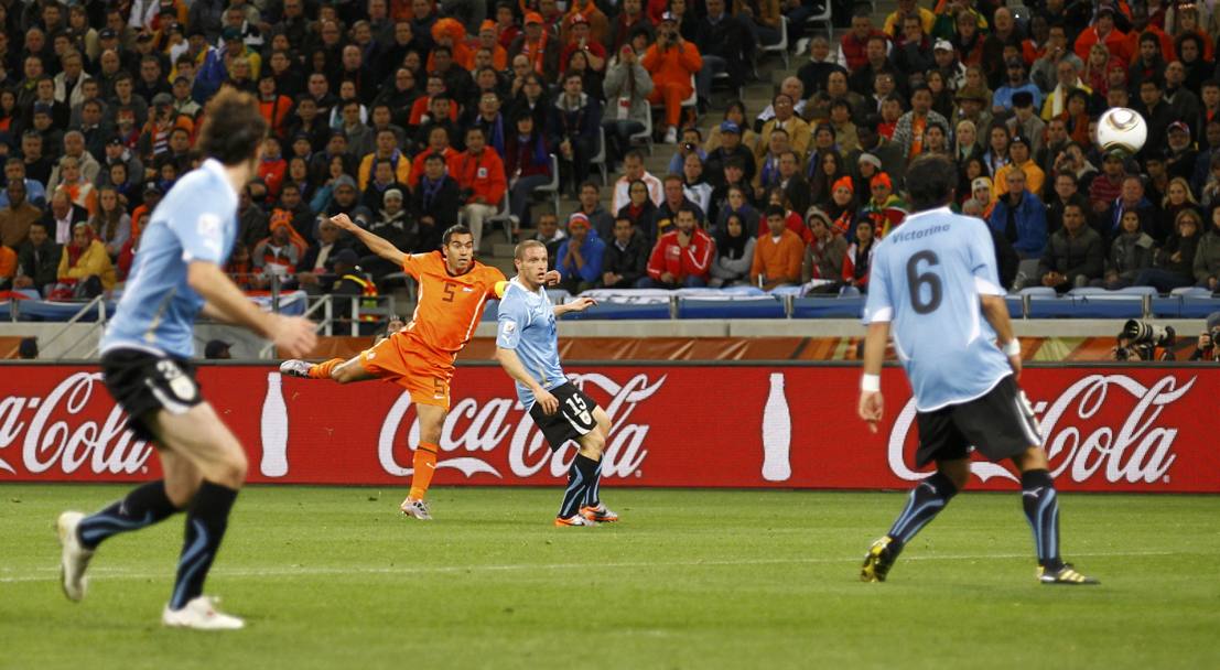 Mondiale Sudafrica 2010, Uruguay-Olanda 2-3. Il tiro di van Bronckhorst sblocca la semifinale (Reuters)